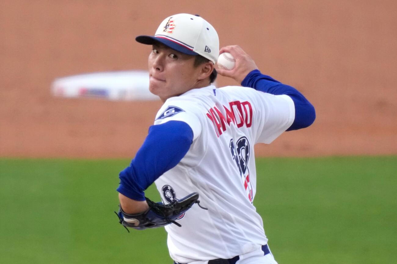 力投するドジャーズ山本由伸（AP）