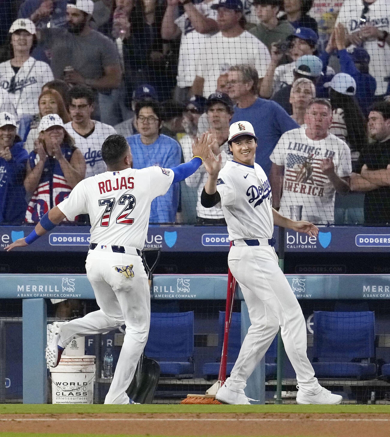 パドレスに勝利し、ロハス（左）と喜ぶドジャース・大谷＝ロサンゼルス（共同）