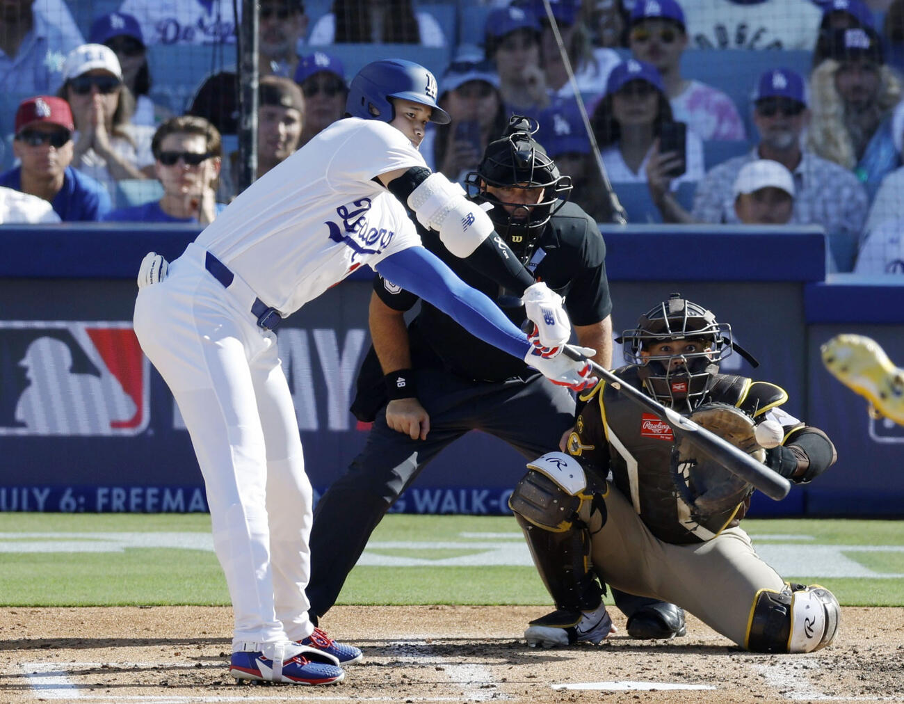 パドレス戦の3回、右飛に倒れるドジャース・大谷＝ロサンゼルス（共同）