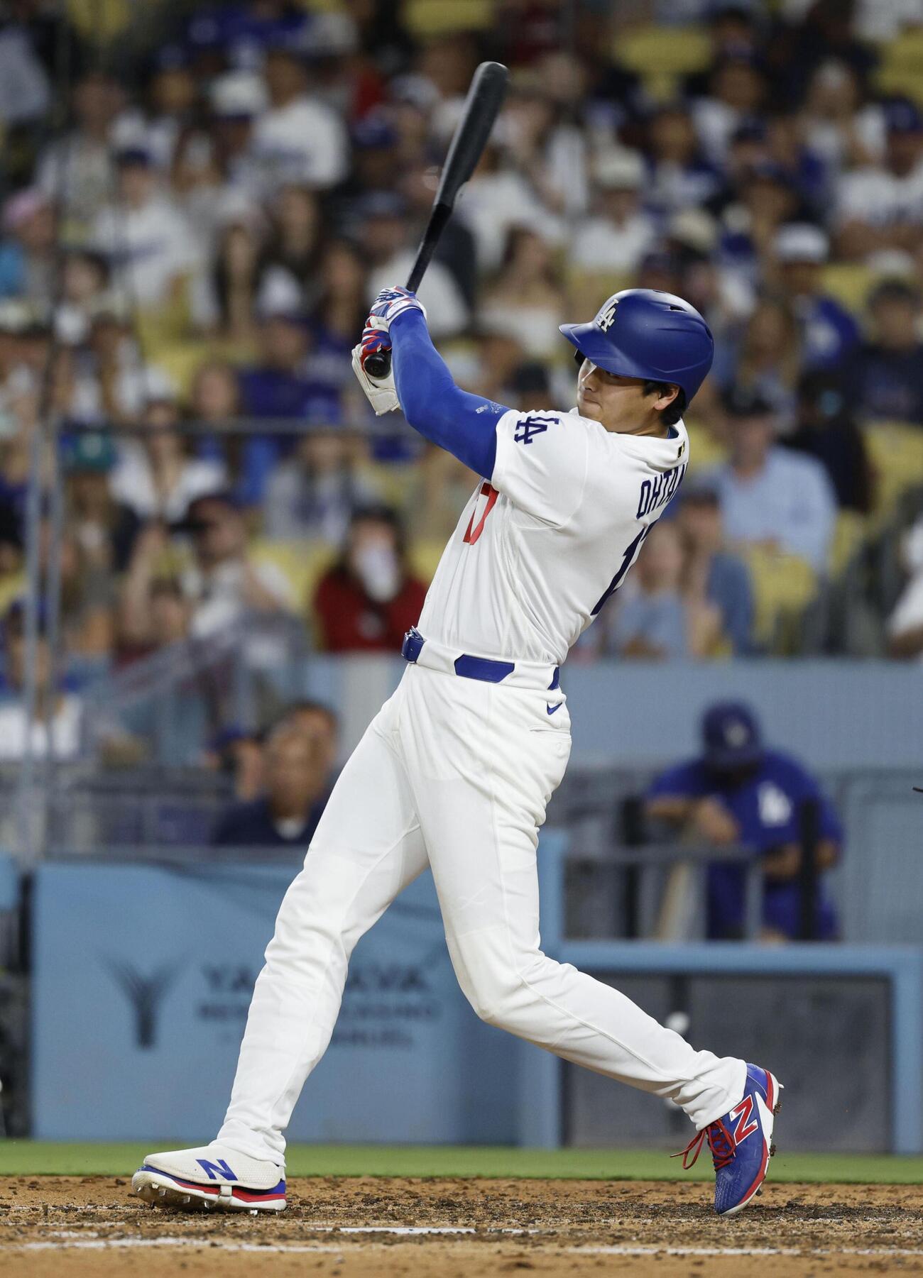 ロッキーズ戦の7回、右前打を放つドジャース・大谷＝ロサンゼルス（共同）