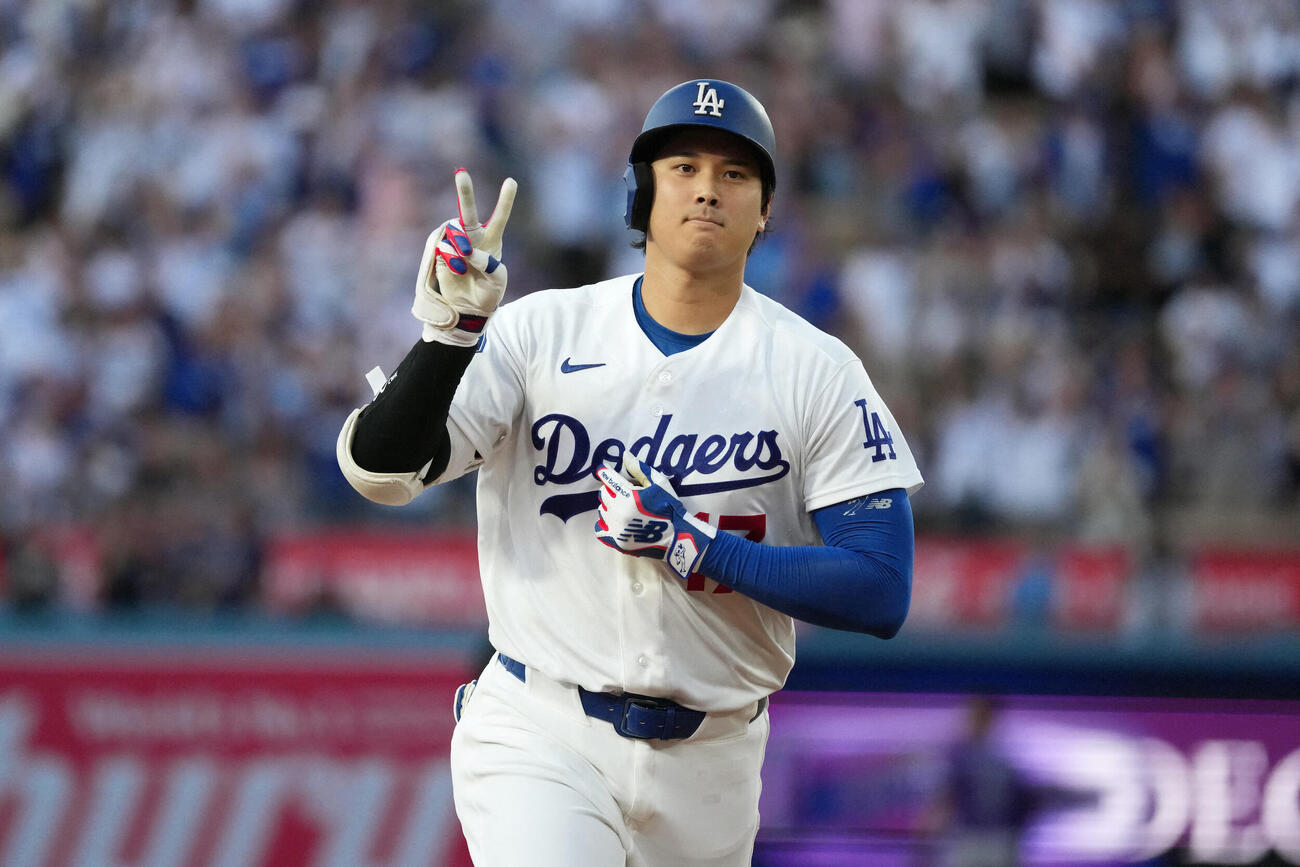 ロッキーズ戦の3回、19号2ランを放ったドジャース大谷（ロイター）