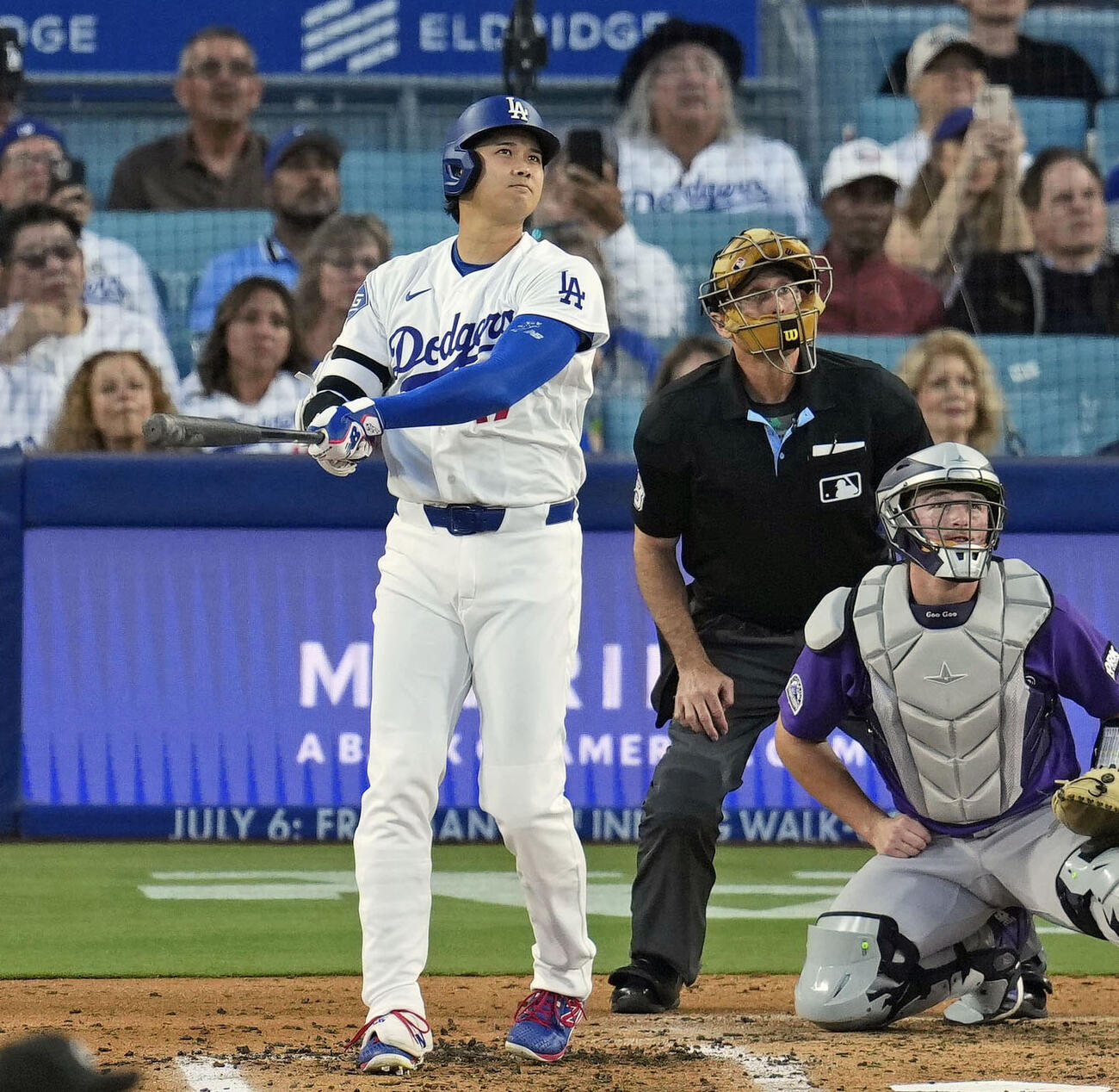 ロッキーズ戦の3回、19号2ランを放ち、打球の行方を見つめるドジャー大谷（共同）