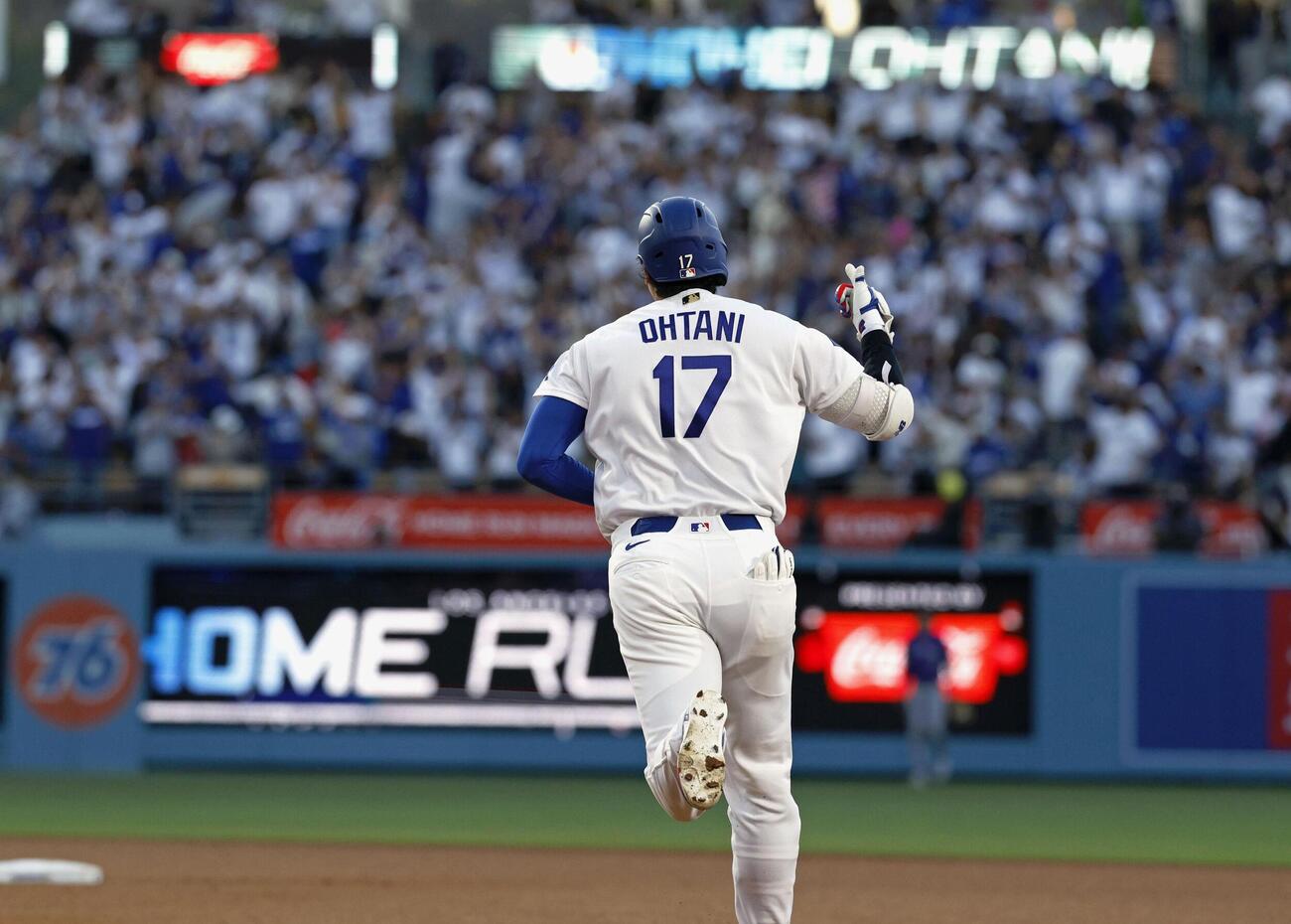 ロッキーズ戦の3回、19号2ランを放ち塁を回るドジャース・大谷＝ロサンゼルス（共同）