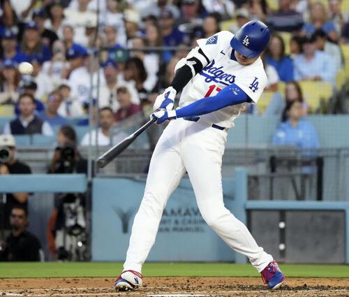 ロッキーズ戦の3回、19号2ランを放つドジャース・大谷=ロサンゼルス(ロイター=共同)