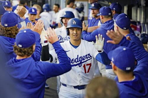 ロッキーズ戦の3回、19号2ランを放ち、ベンチで迎えられるドジャース・大谷=ロサンゼルス(ゲッティ=共同)