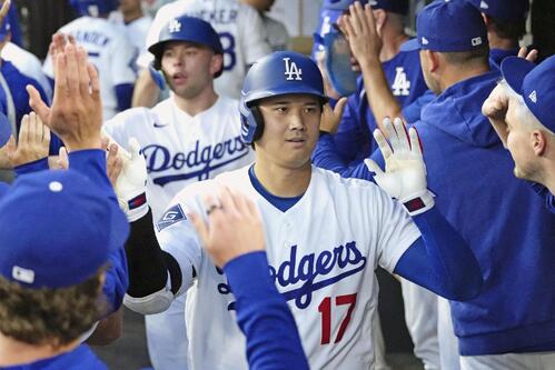 ロッキーズ戦の3回、19号2ランを放ち、ベンチで迎えられるドジャース・大谷=ロサンゼルス(ロイター=共同)