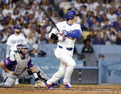 ロッキーズ戦の4回、2点適時打を放つドジャース・大谷=ロサンゼルス(共同)