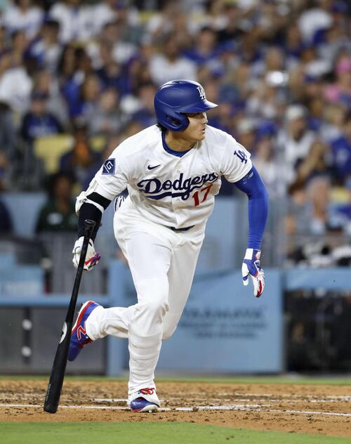 ロッキーズ戦の4回、2点適時打を放ったドジャース・大谷=ロサンゼルス(共同)
