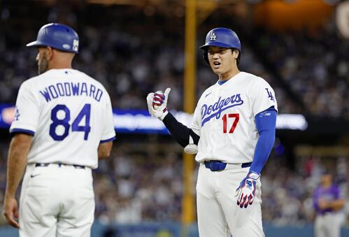 ロッキーズ戦の4回、2点適時打を放ったドジャース・大谷=ロサンゼルス(共同)