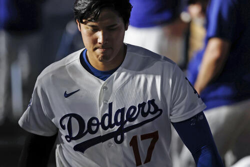 ロッキーズ戦で、7回の攻撃を終えベンチ内を歩くドジャース・大谷=ロサンゼルス(共同)
