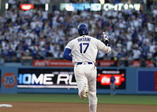 ロッキーズ戦の3回、19号2ランを放ち塁を回るドジャース・大谷=ロサンゼルス(共同)
