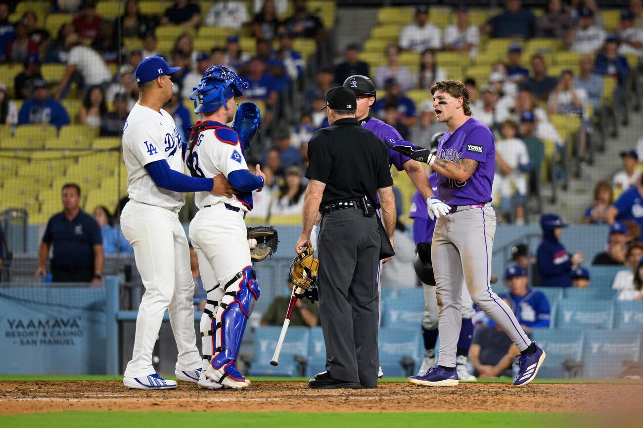 ドジャース対ロッキーズ　延長10回、ロッキーズのキャリッグ（右）と口論になるラッシング（左から2番目）（AP）
