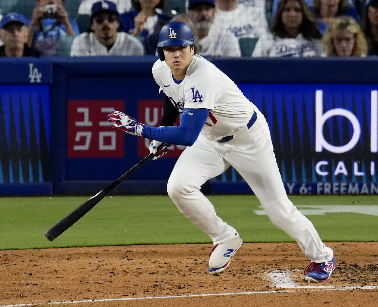 ロッキーズ戦の4回、中前へ2点打を放つドジャース・大谷＝ロサンゼルス（共同）