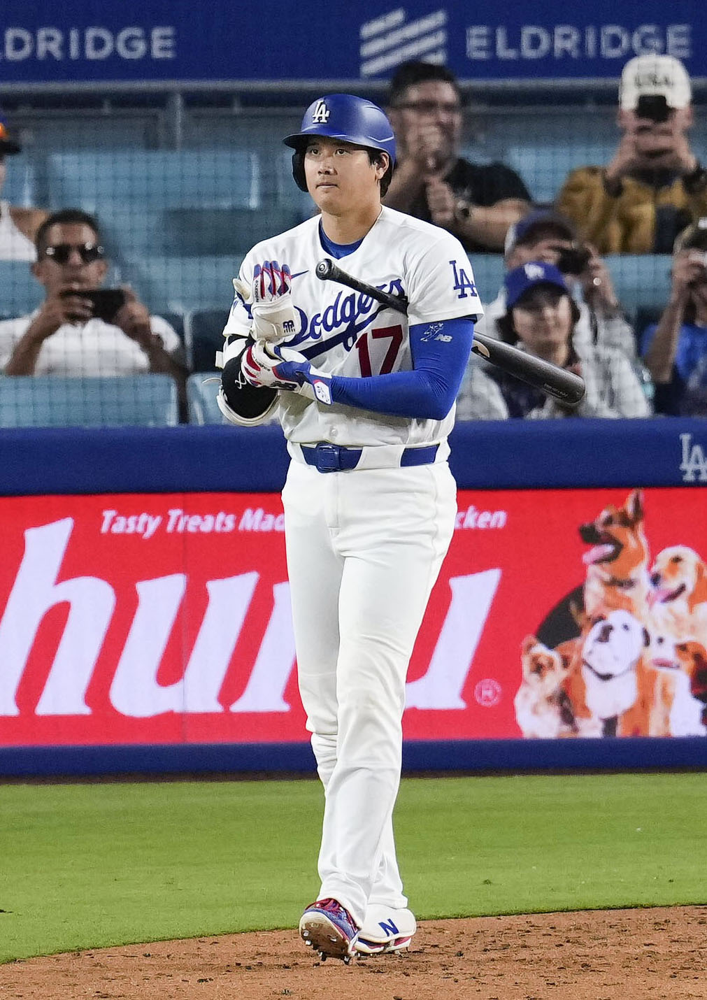 ロッキーズ戦の9回、申告敬遠で出塁するドジャース・大谷＝ロサンゼルス（共同）
