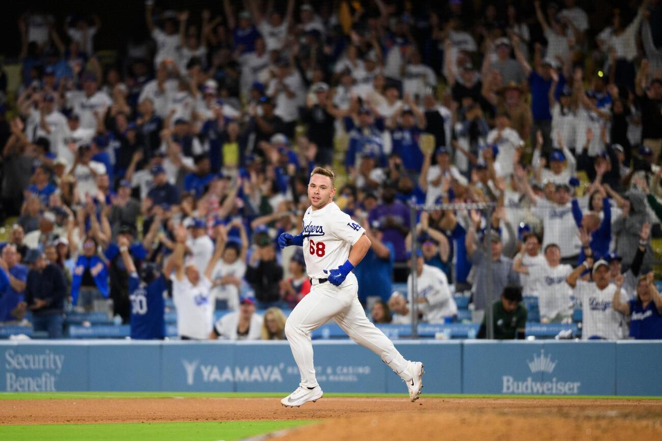 ロッキーズ戦の11回、サヨナラ打を放ったドジャースのラッシング（AP）