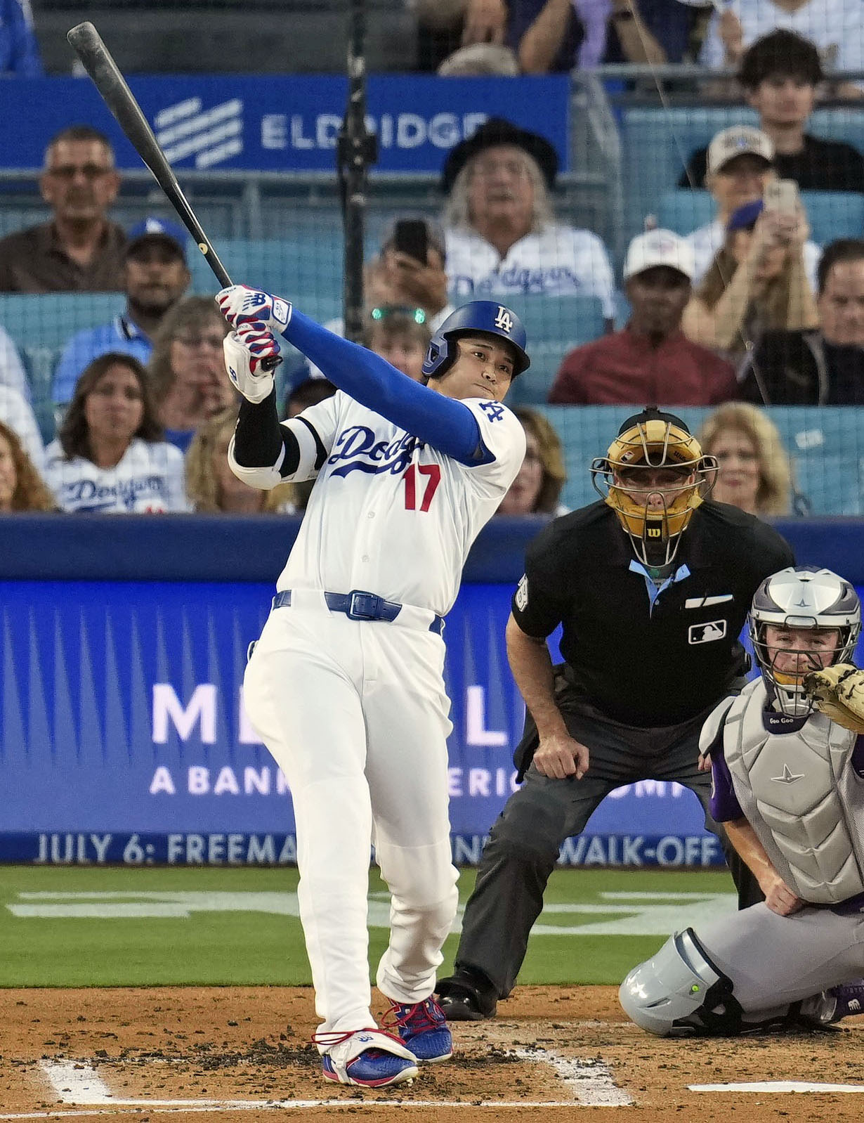 ロッキーズ戦の3回、19号2ランを放つドジャース・大谷＝ロサンゼルス（共同）