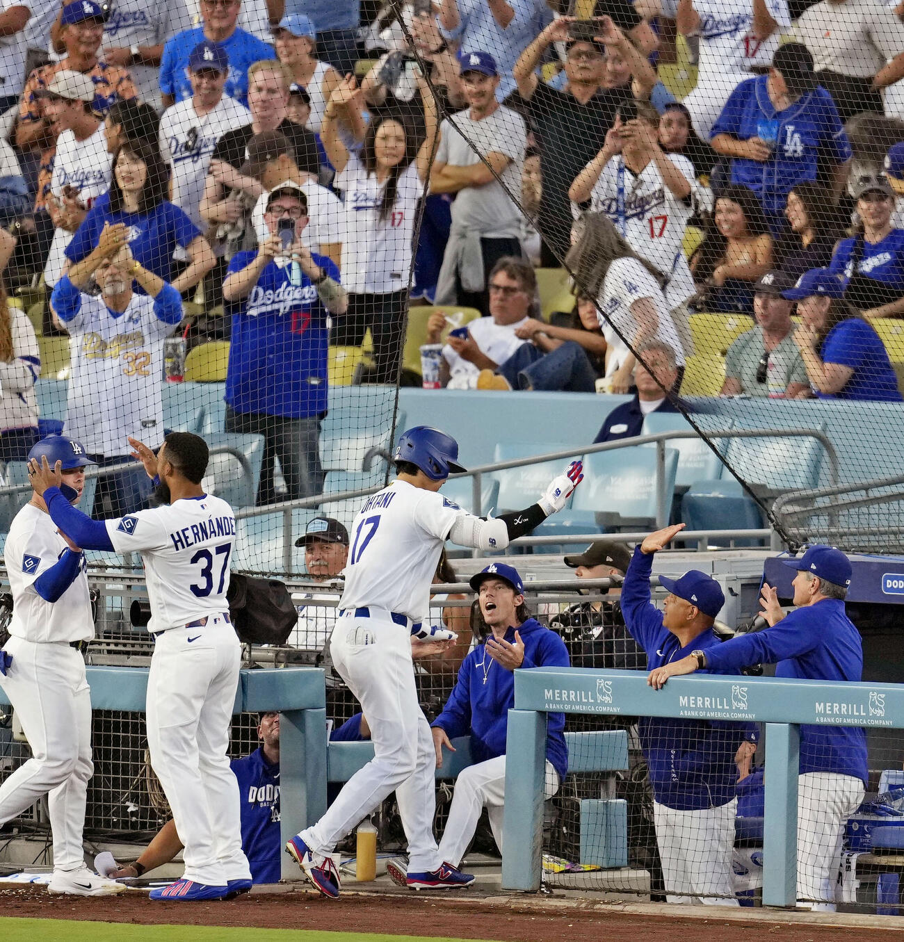 ロッキーズ戦の3回、2ランを放ちロバーツ監督（右から2人目）に迎えられるドジャース・大谷＝ロサンゼルス（共同）