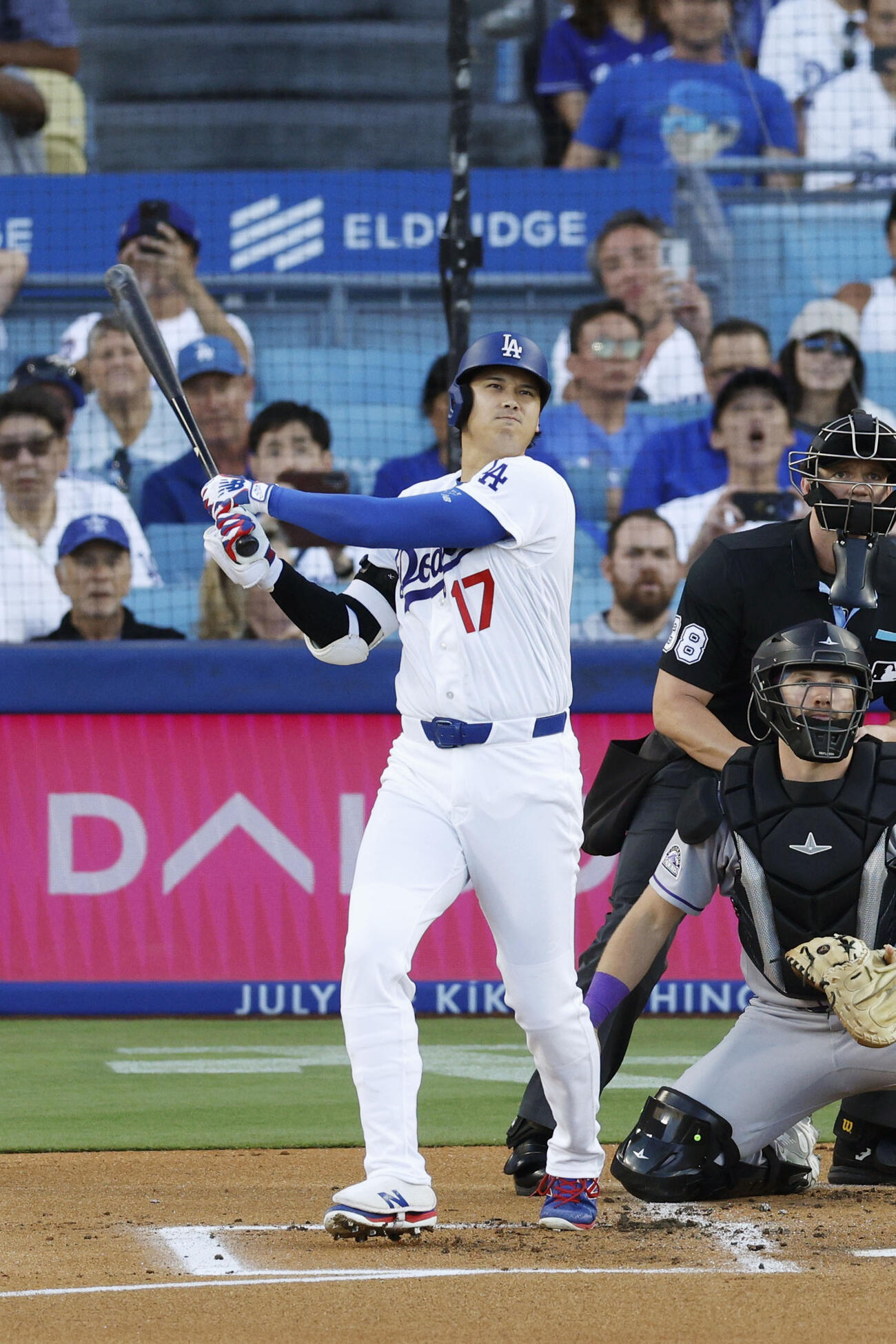 米大リーグ、ロッキーズ戦の1回、20号ソロを放つドジャースの大谷翔平。日本勢で初めてメジャー通算300本塁打に到達した（共同）