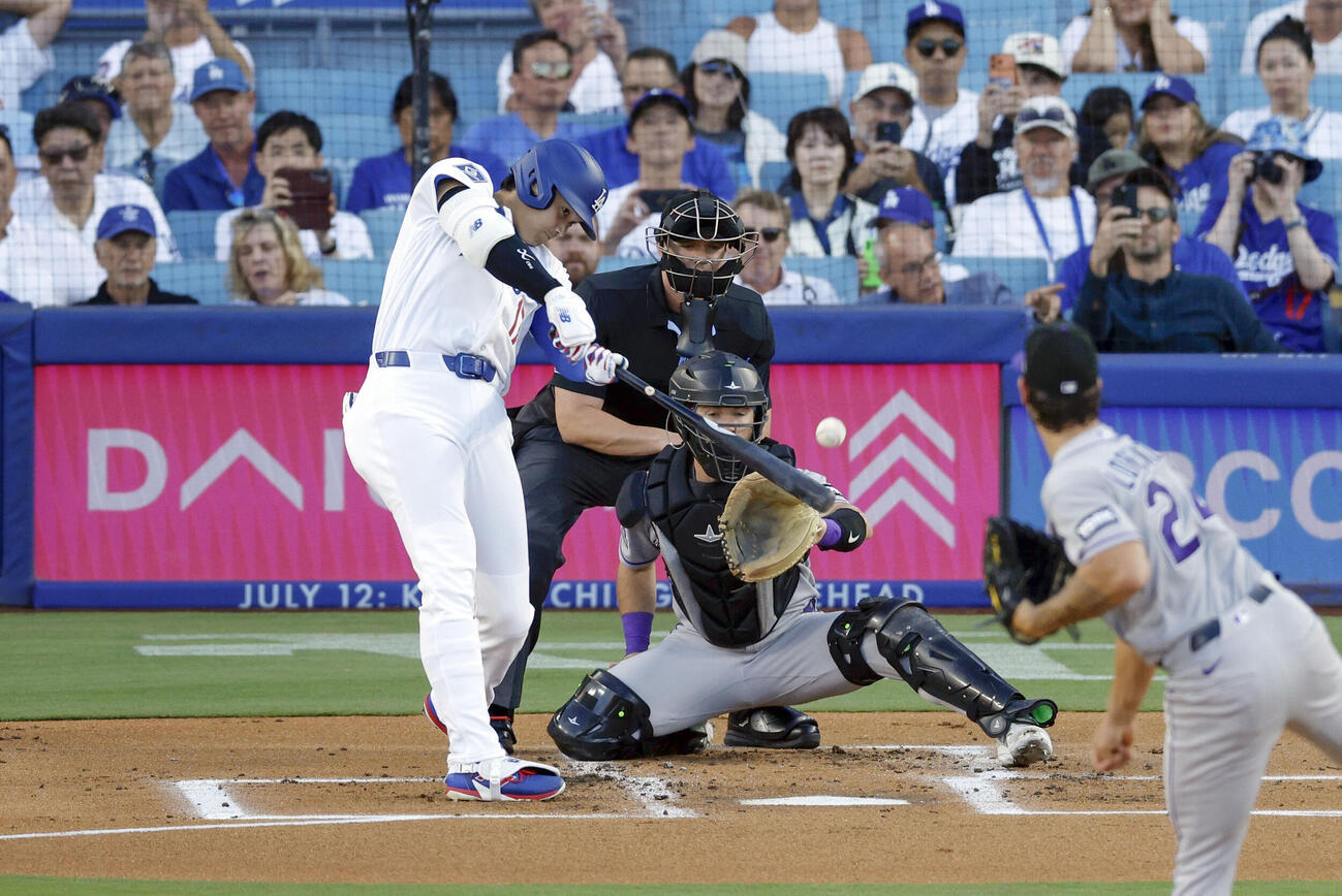 米大リーグ、ロッキーズ戦の1回、20号ソロを放つドジャースの大谷翔平。日本勢で初めてメジャー通算300本塁打に到達した（共同）