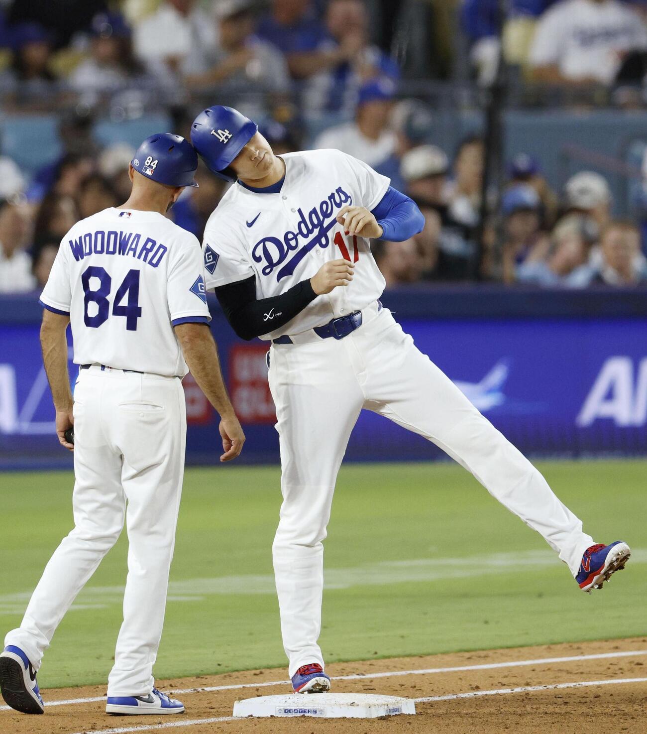 ロッキーズ戦の5回、四球で出塁したドジャース大谷（共同）