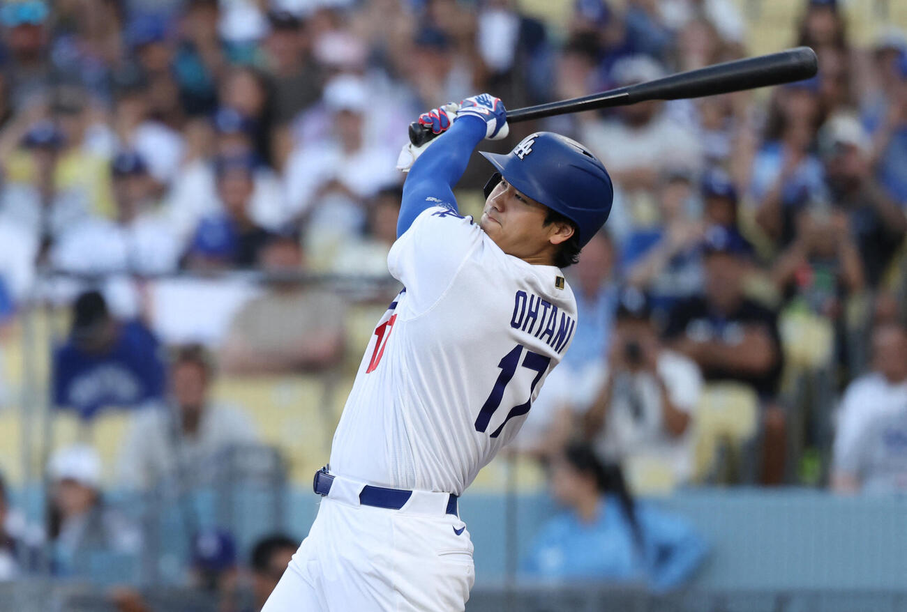 ロッキーズ戦の1回、先頭打者でメジャー通算300号となる今季20号を放ったドジャース大谷翔平（ロイター）