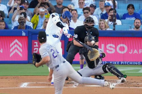 ロッキーズ戦の1回、先頭打者でメジャー通算300号となる今季20号を放ったドジャース大谷翔平(AP)