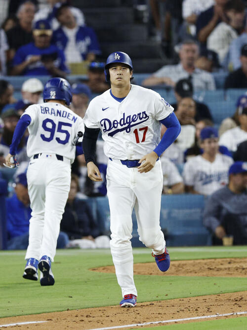 ロッキーズ戦の5回、四球を選ぶドジャース大谷(共同)