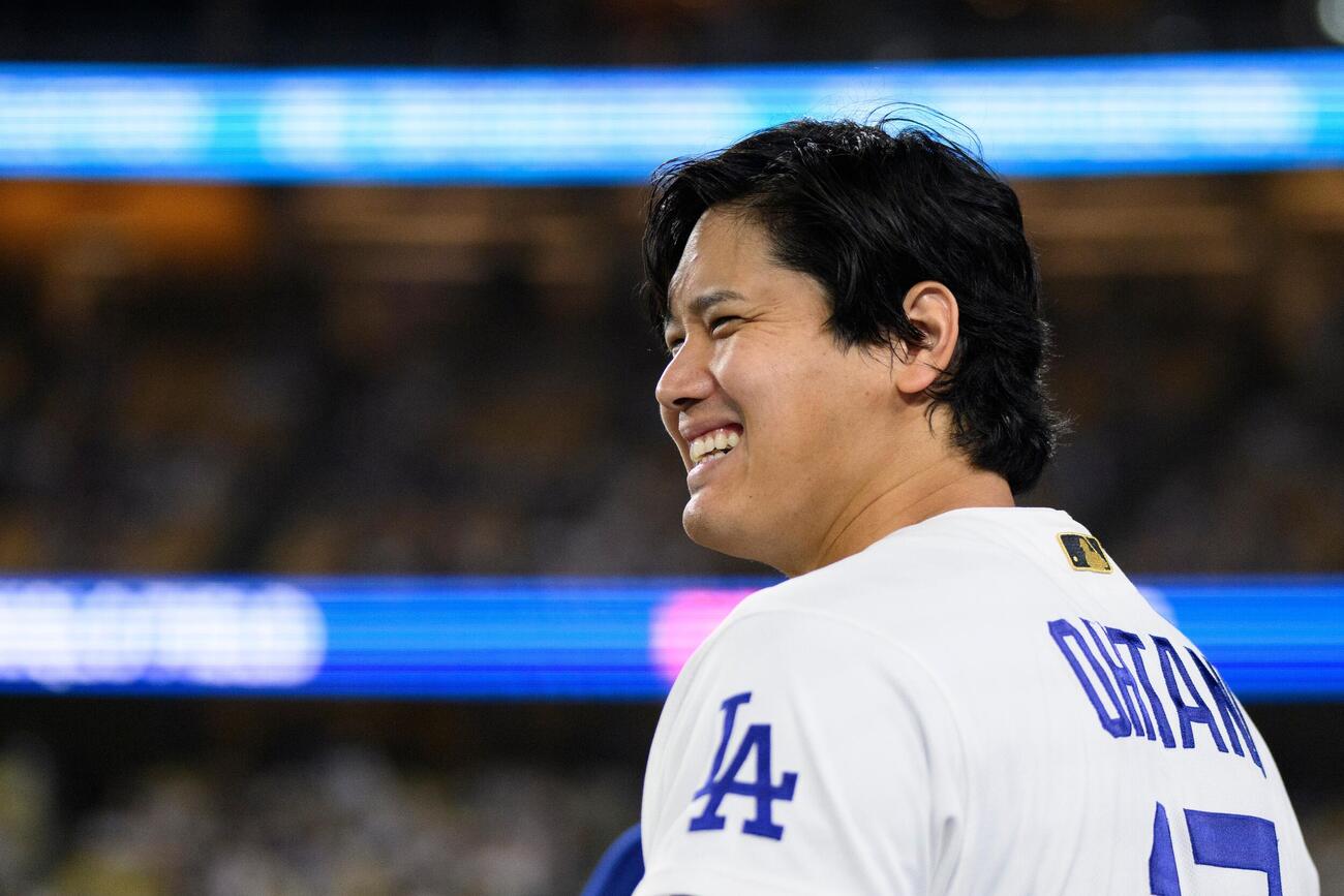 笑顔を見せるドジャース大谷翔平（AP）