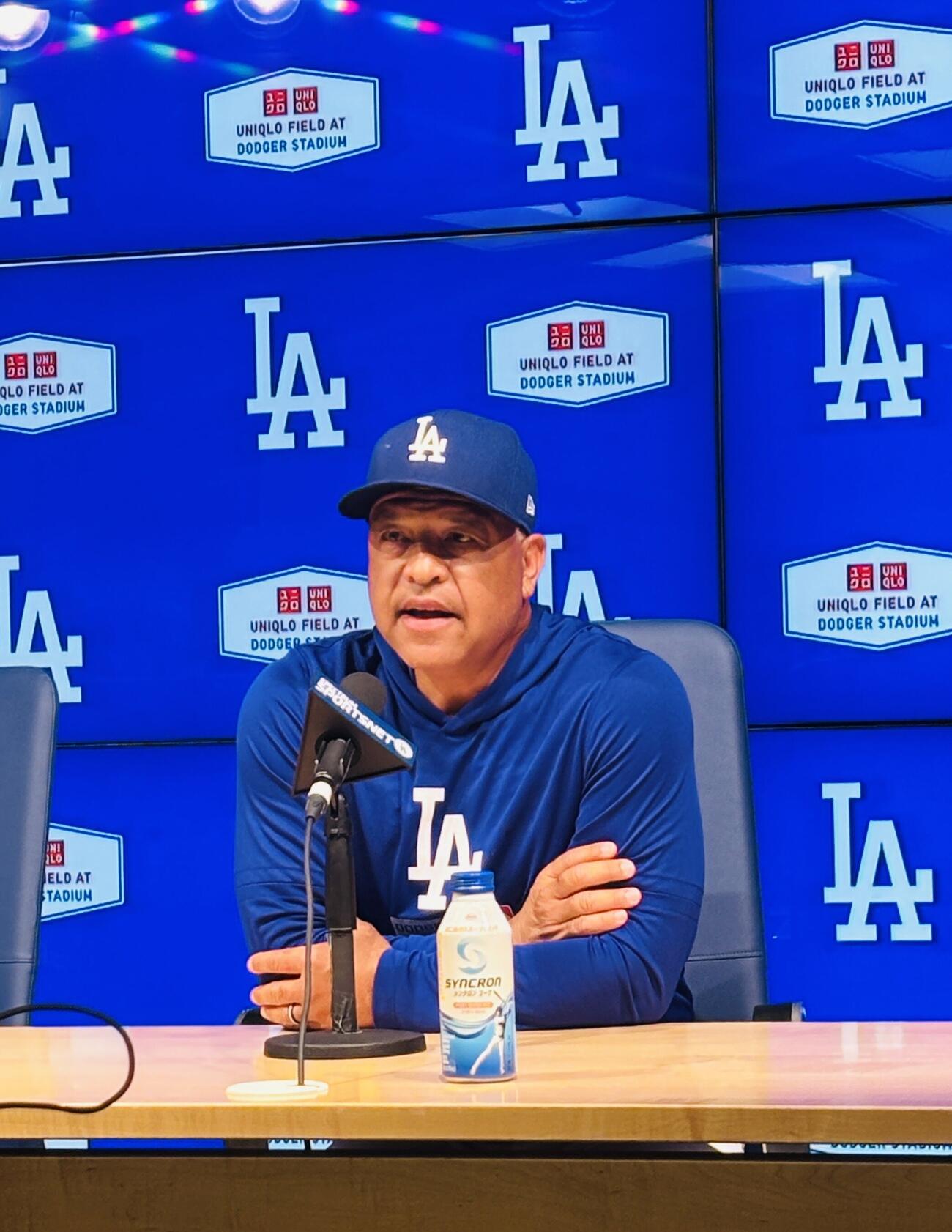 ロッキーズ戦前に会見を行うドジャースのデーブ・ロバーツ監督