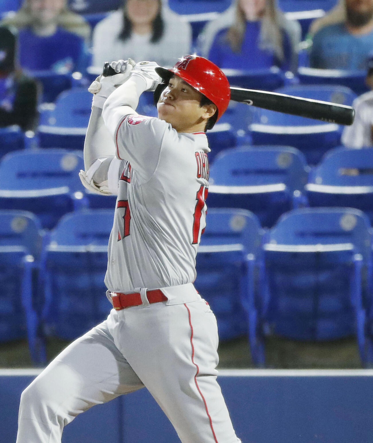 2021年4月、メジャー通算50本塁打となるソロを放つエンゼルスの大谷翔平（共同）