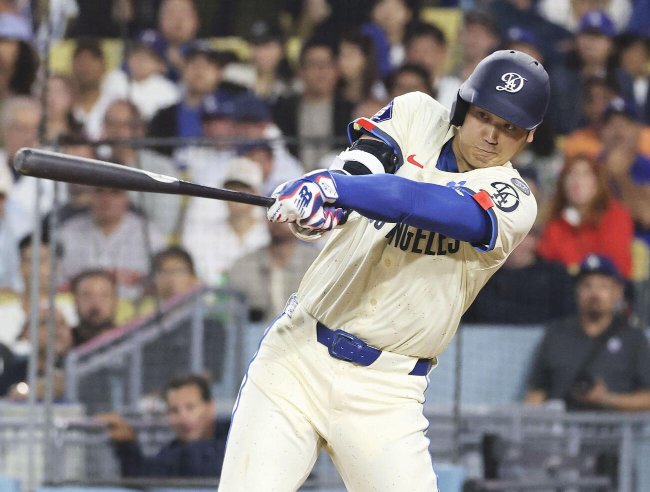 2025年6月、メジャー通算250本塁打となるソロを放つドジャース大谷翔平（共同）