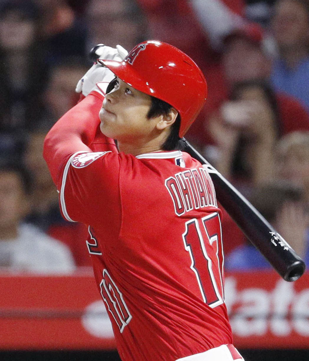 2018年4月、メジャー初本塁打となる3ランを放つエンゼルスの大谷翔平（共同）