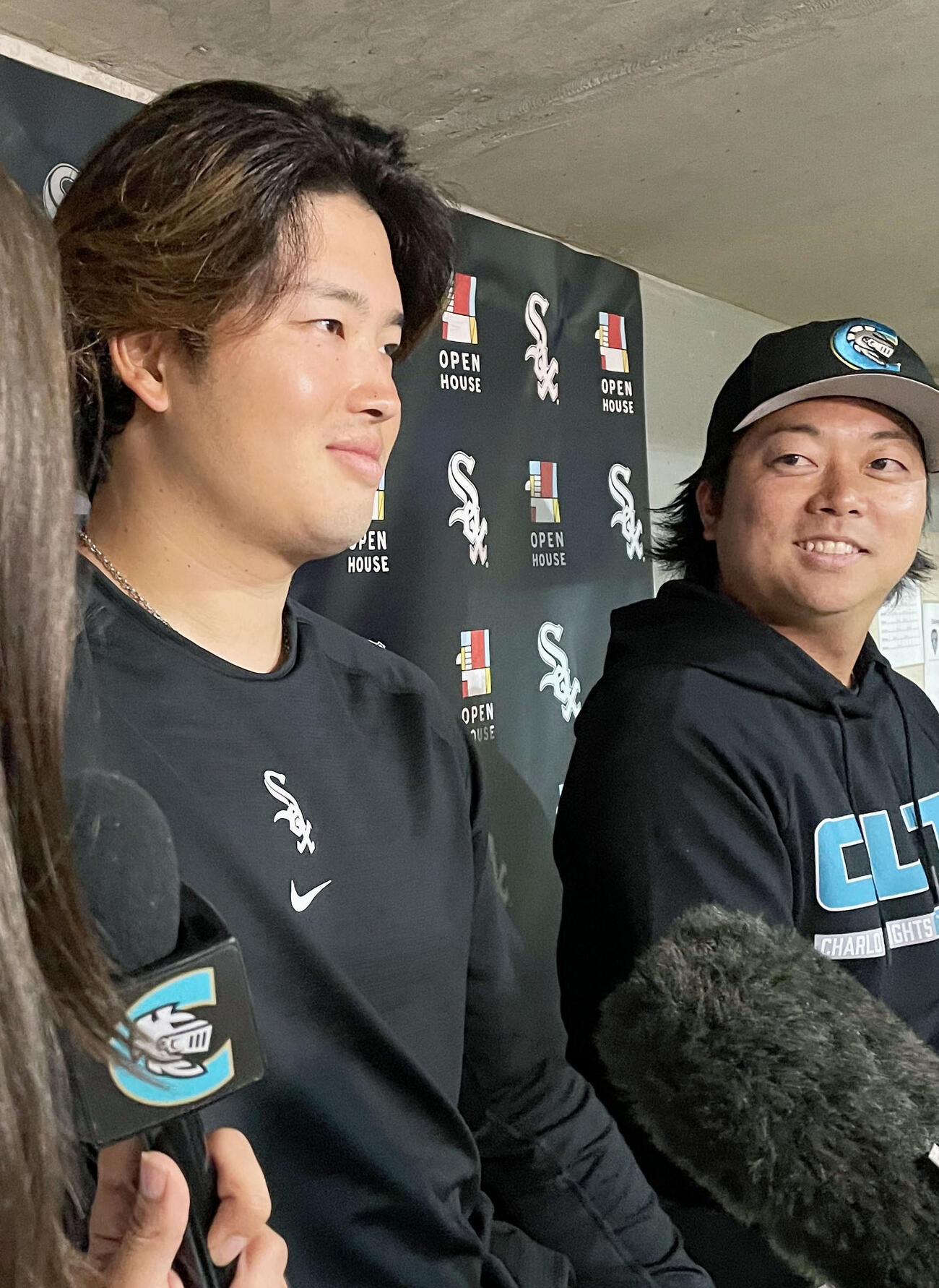 傘下マイナー3Aの試合に出場し、試合後に取材に応じるホワイトソックス村上（左）＝シャーロット（共同）