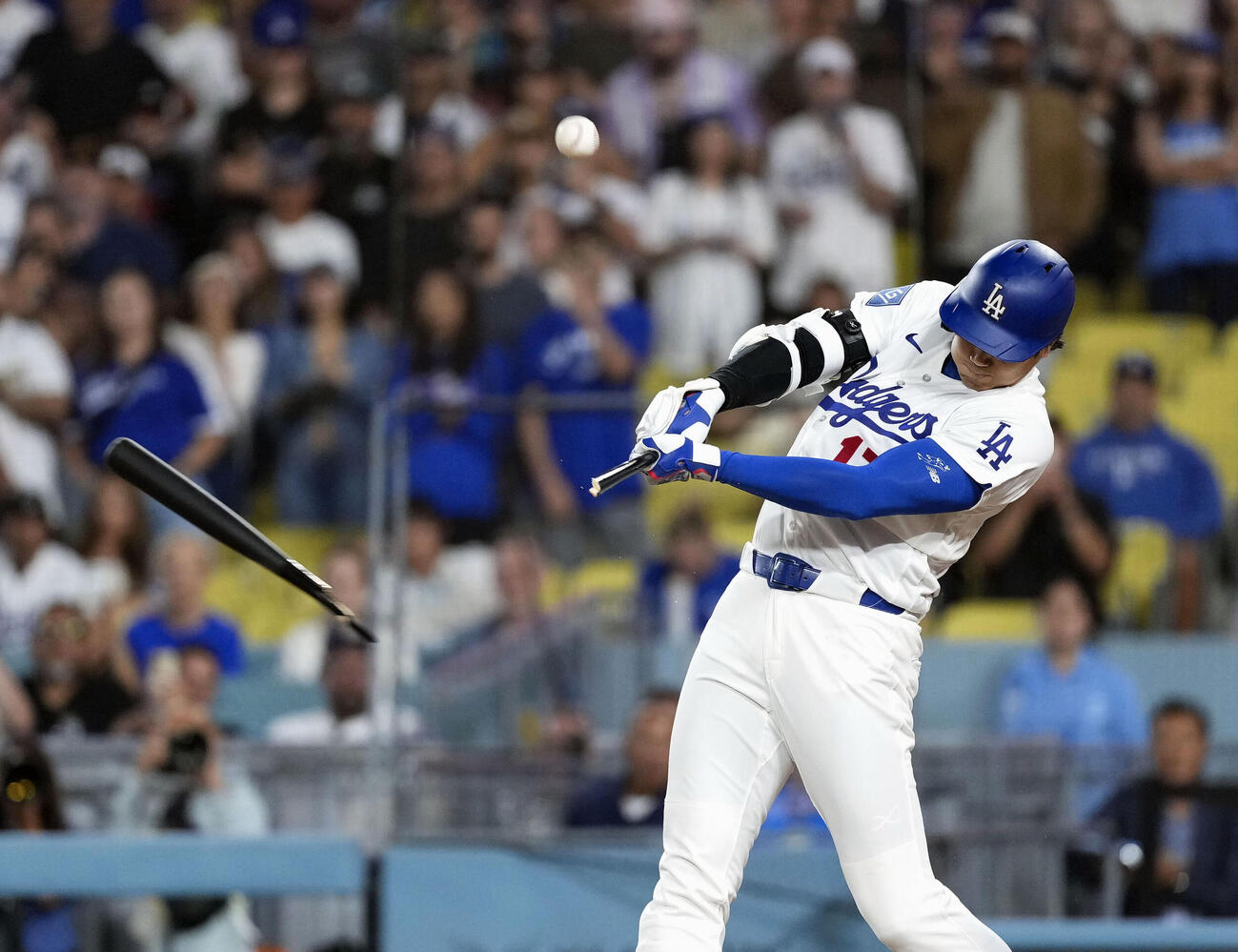 ロッキーズ戦の9回、バットを折られ三飛に倒れるドジャース・大谷＝ロサンゼルス（共同）