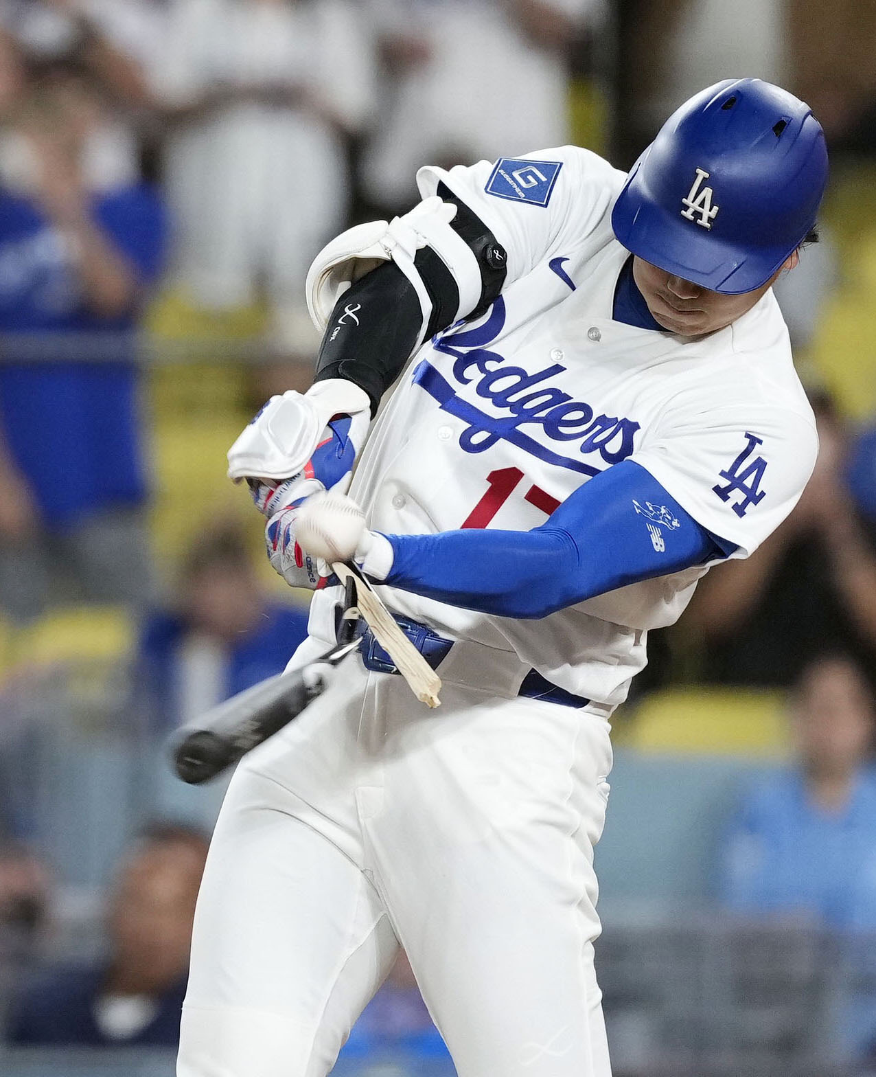 ロッキーズ戦の9回、バットを折られ三飛に倒れるドジャース・大谷＝ロサンゼルス（共同）