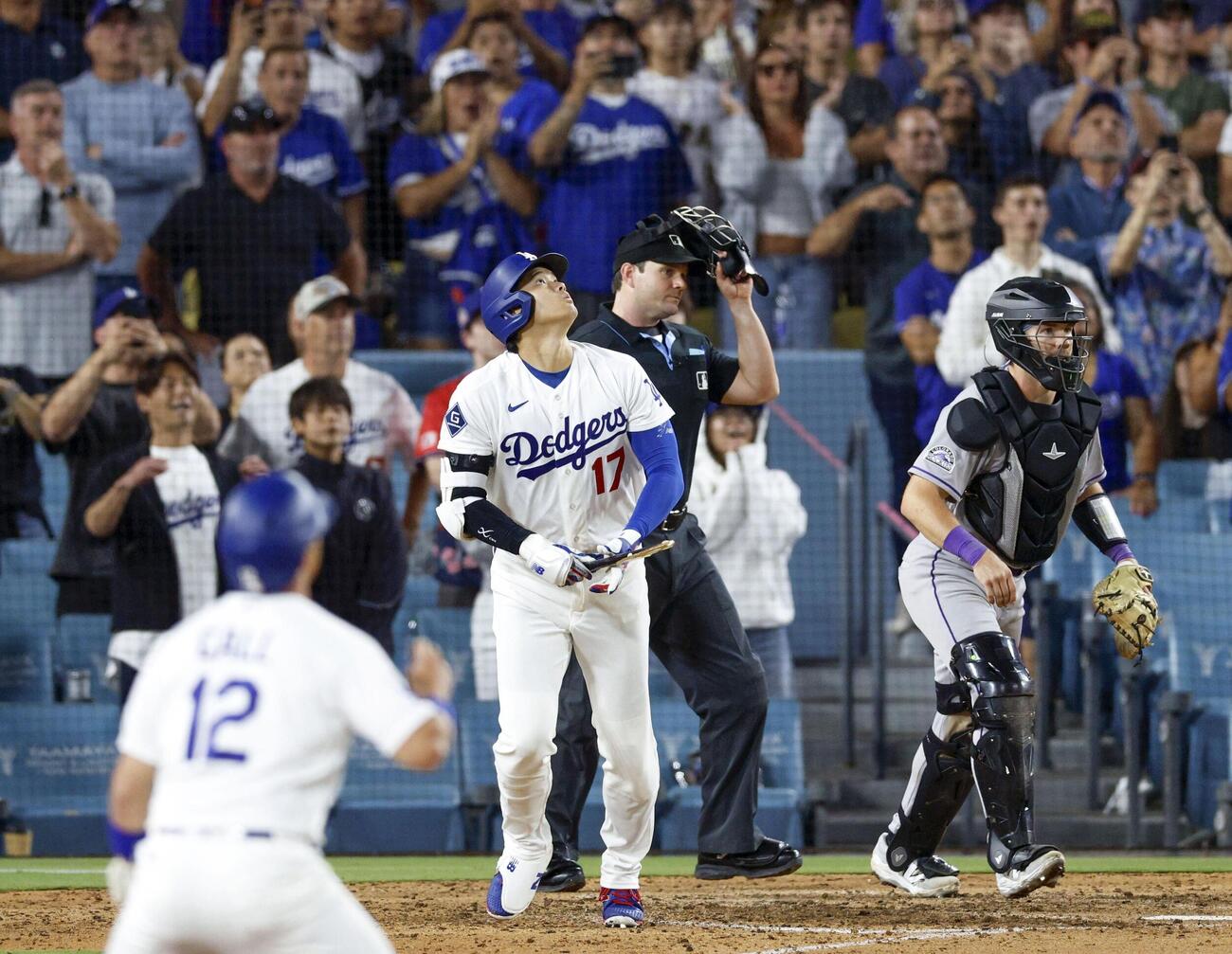 ロッキーズ戦の9回、バットを折られ三飛に倒れるドジャース・大谷＝ロサンゼルス（共同）