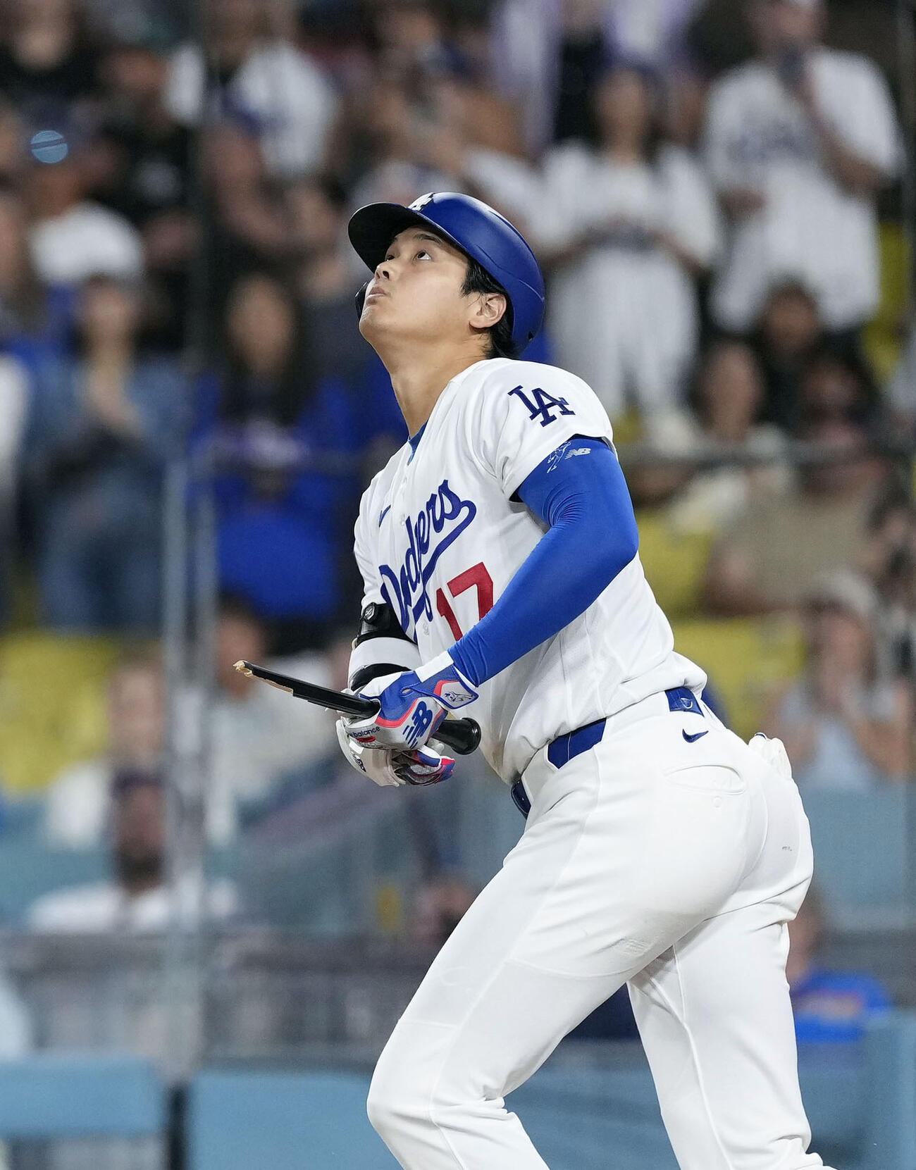 ロッキーズ戦の9回、バットを折られ三飛に倒れるドジャース・大谷＝ロサンゼルス（共同）