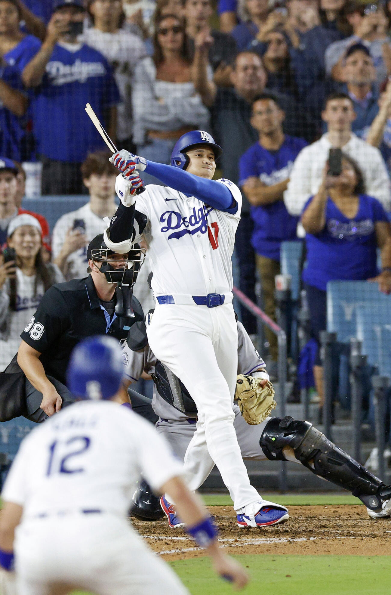 ロッキーズ戦の9回、バットを折られ三飛に倒れるドジャース・大谷＝ロサンゼルス（共同）