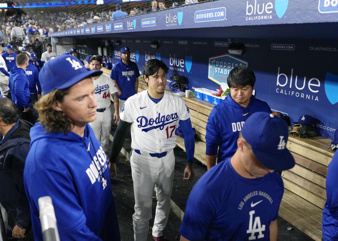 ロッキーズに敗れ、引き揚げるドジャース・大谷（中央）＝ロサンゼルス（共同）