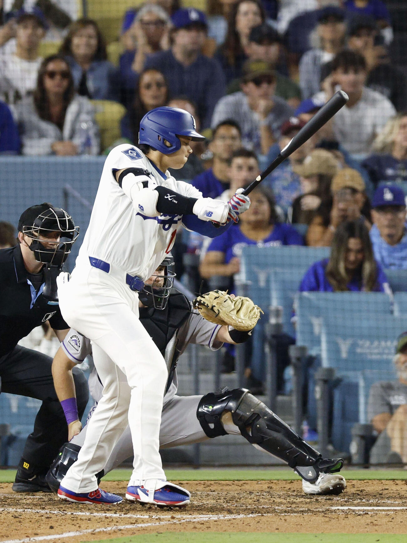 ロッキーズ戦の7回、空振り三振に倒れるドジャース大谷（共同）
