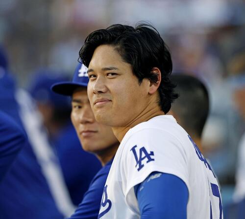 ロッキーズ戦の1回、試合をベンチで見守るドジャース・大谷(手前)と山本=ロサンゼルス(共同)