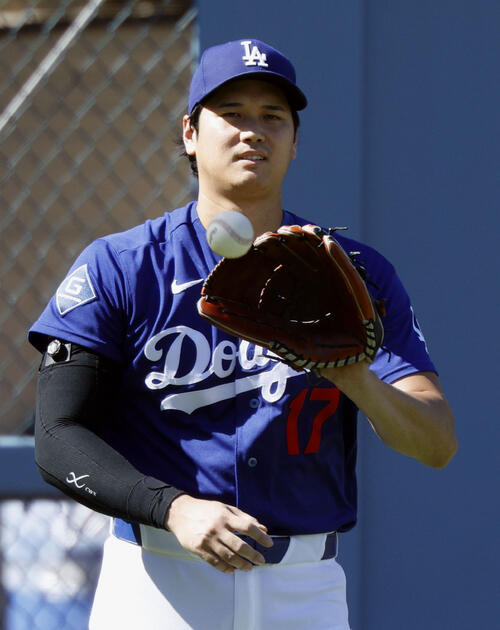 調整するドジャース・大谷=ロサンゼルス(共同)