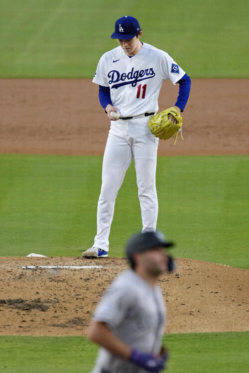 ロッキーズ戦の2回、キャロス(手前)に本塁打を浴びたドジャース・佐々木=ロサンゼルス(共同)