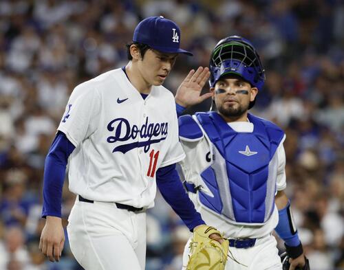 ロッキーズ戦の4回を投げ終え、ベンチに戻るドジャース・佐々木。右は捕手アルフォンソ=ロサンゼルス(共同)