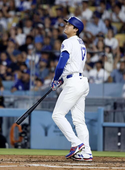 ロッキーズ戦の5回、左飛に倒れるドジャース・大谷=ロサンゼルス(共同)