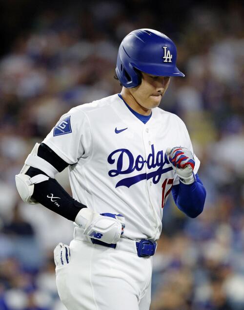 ロッキーズ戦の5回、左飛に倒れたドジャース・大谷=ロサンゼルス(共同)