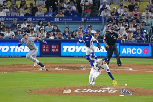 ロッキーズ戦の6回、ラムフィールド(左)の打球を処理するドジャース・佐々木=ロサンゼルス(共同)