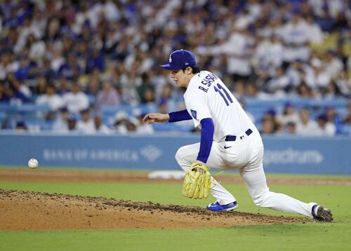ロッキーズ戦の6回、ラムフィールドの打球を処理するドジャース・佐々木=ロサンゼルス(共同)