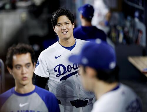 ロッキーズ戦の6回、ベンチで佐々木(手前右)に声をかけるドジャース・大谷=ロサンゼルス(共同)