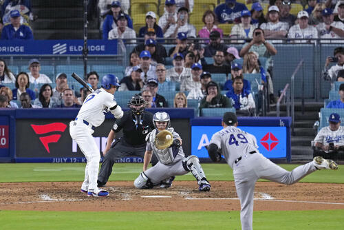 ロッキーズ戦の8回、見逃し三振に倒れるドジャース・大谷=ロサンゼルス(共同)